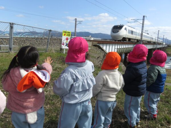 春探しに堤防へ・嬉しいひなまつり