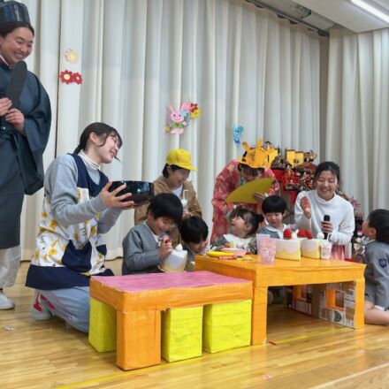 おひなさまとタッチしたよ　３月誕生会