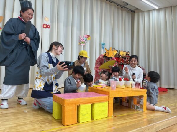 おひなさまとタッチしたよ　３月誕生会