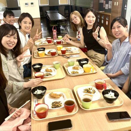 女子学生！？で賑わうカフェテリア　給食試食会