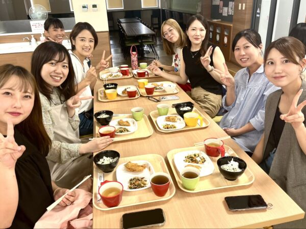 女子学生！？で賑わうカフェテリア　給食試食会